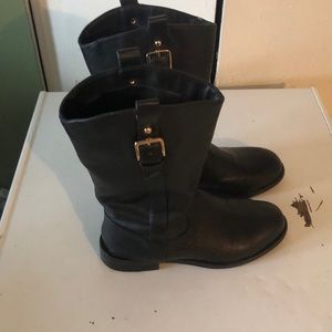 Selling lady boots worn in good condition